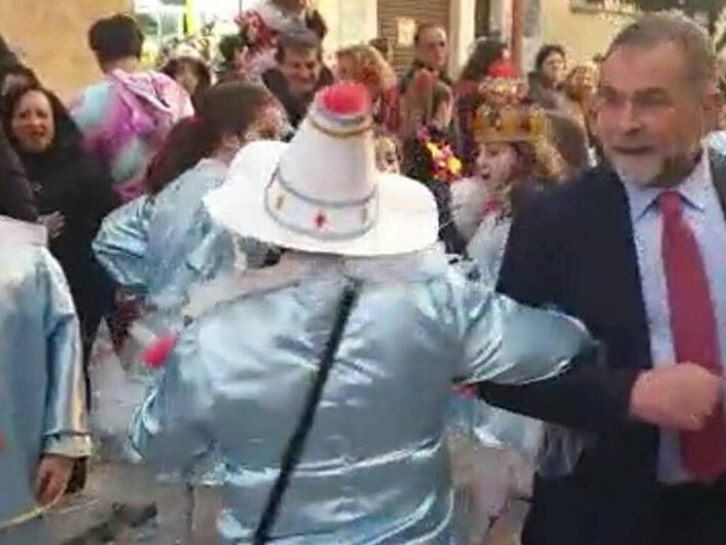 Anche per la chiusura del carnevale tanta gente per le strade di Partinico, serpentoni chilometrici tra carri, canti, balli e coreografie 