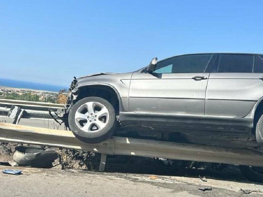 Incidente sull’autostrada A29 tra Terrasini e Cinisi, un Suv finisce addirittura incastrato sopra il guardrail