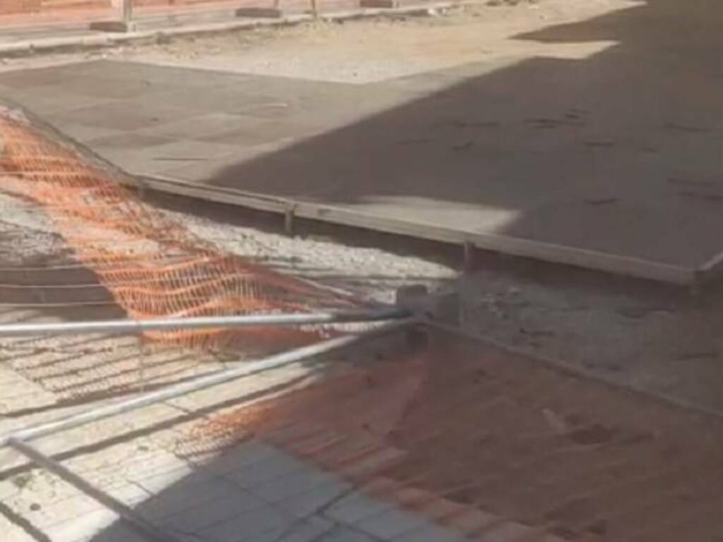 Vandali in azione contro il cantiere del centro storico di Partinico, abbattute le barriere metalliche di corso dei Mille  