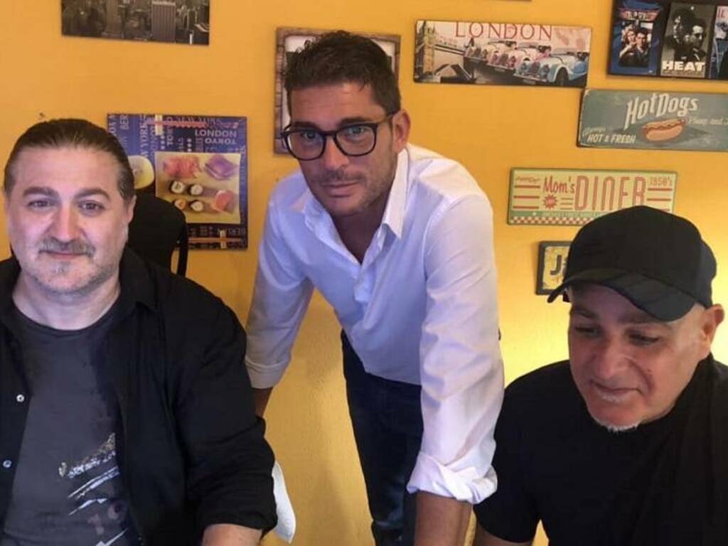 Due partinicesi realizzano un vero e proprio inno al Palermo calcio, rispolverando un vecchio progetto che era stato accantonato