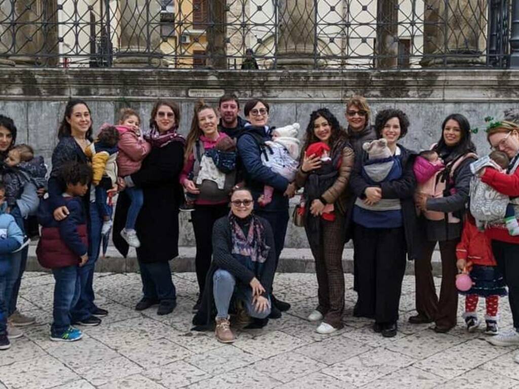 Cresce sempre di più a Partinico il babywearing, la passeggiata di mamme e bimbi agganciati al corpo con semplici tecniche  