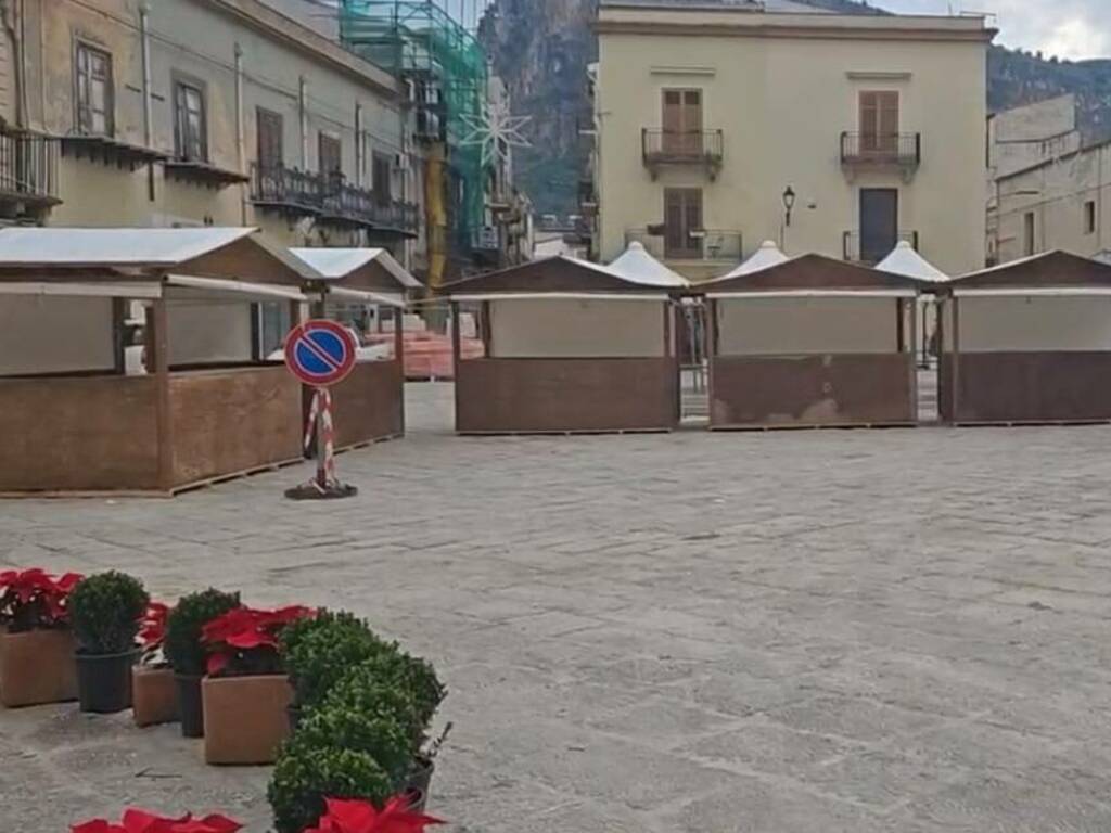 I mercatini di Natale in piazza Duomo a Partinico fanno discutere per il loro posizionamento, oscurano la fontana barocca
