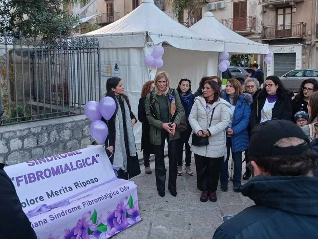 Inaugurata a Partinico la panchina viola per la lotta alla fibromialgia, continua la campagna di sensibilizzazione dell’Aisf  