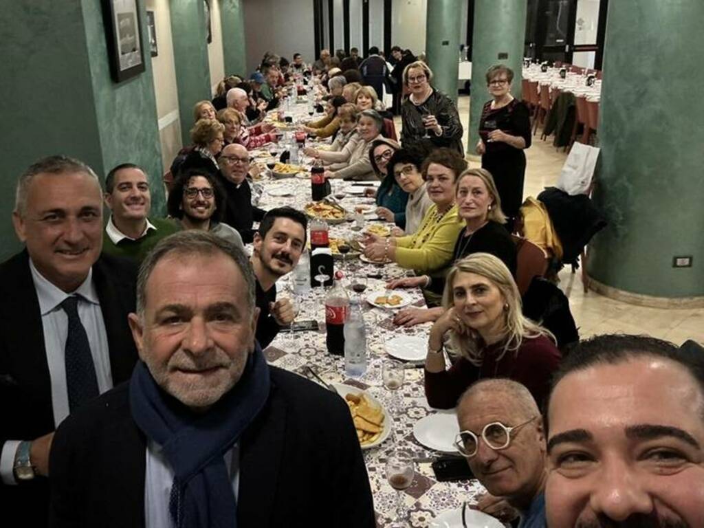 Momenti di solidarietà a Partinico e Castellammare del Golfo, amministratori del Comune a cena con poveri e anziani 