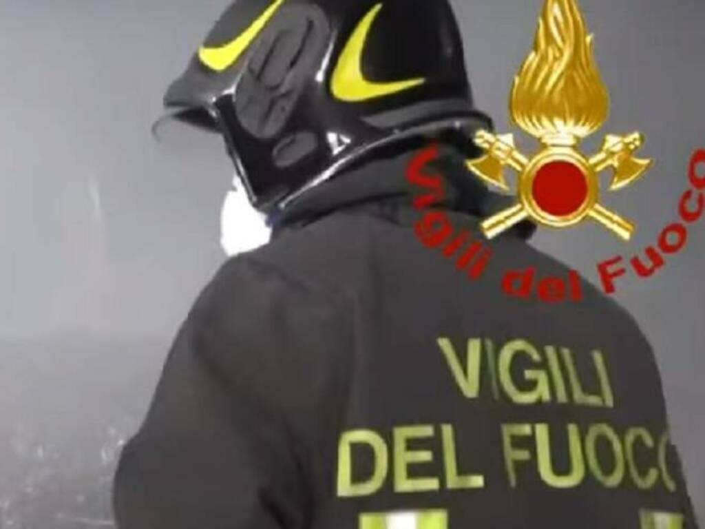 Incendio doloso di un’auto questa notte a Partinico, il proprietario aggredisce verbalmente i vigili del fuoco ritenuti “ritardatari”