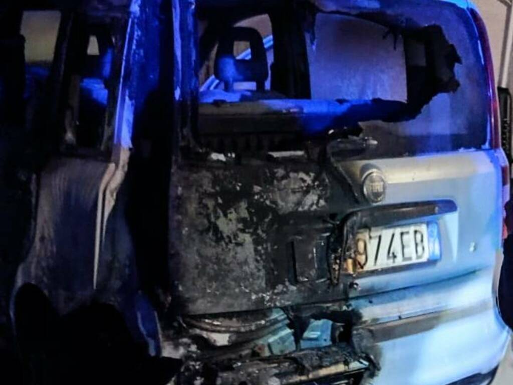 A fuoco nella notte l’auto di una donna a Borgetto, qualcuno incappucciato ha appiccato le fiamme al mezzo intestato ad una donna 