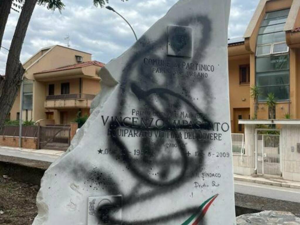A Partinico i vandali mettono a segno l’ennesimo gesto ignobile, imbrattata la scultura dedicata a Vincenzo Impastato 