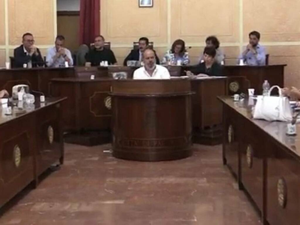 Convocato consiglio comunale straordinario e aperto a Partinico per discutere dell’emergenza vandali, furti e piromani 