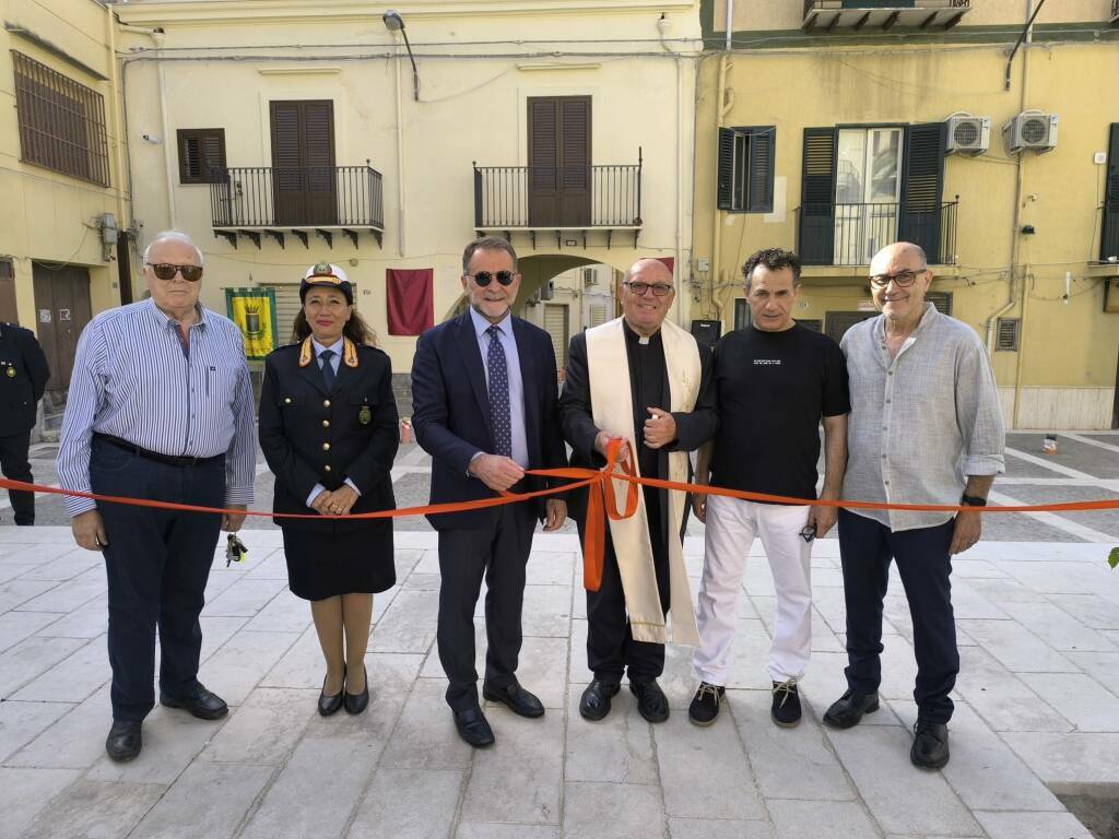 La piazza dell’antica pescheria di Partinico intitolata a Danilo Dolci, emozionata la figlia ha voluto lanciare un significativo appello 