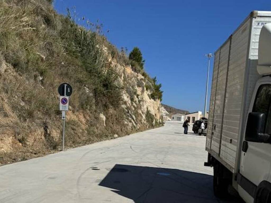 La strada di accesso al porto di Castellammare del Golfo è stata riaperta, consentirà lo snellimento del traffico veicolare 