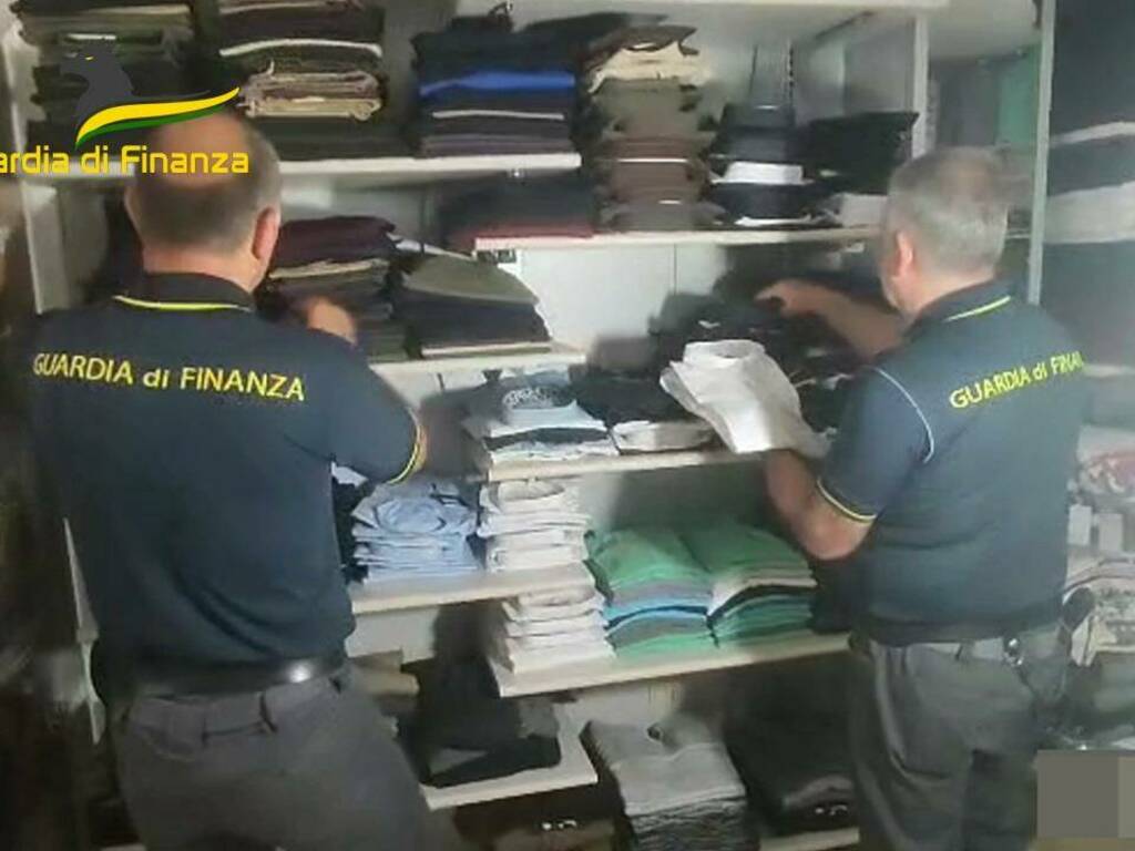 Un commerciante arrestato a Partinico, nel suo negozio trovati non solo abiti contraffatti ma anche della droga in una botola 