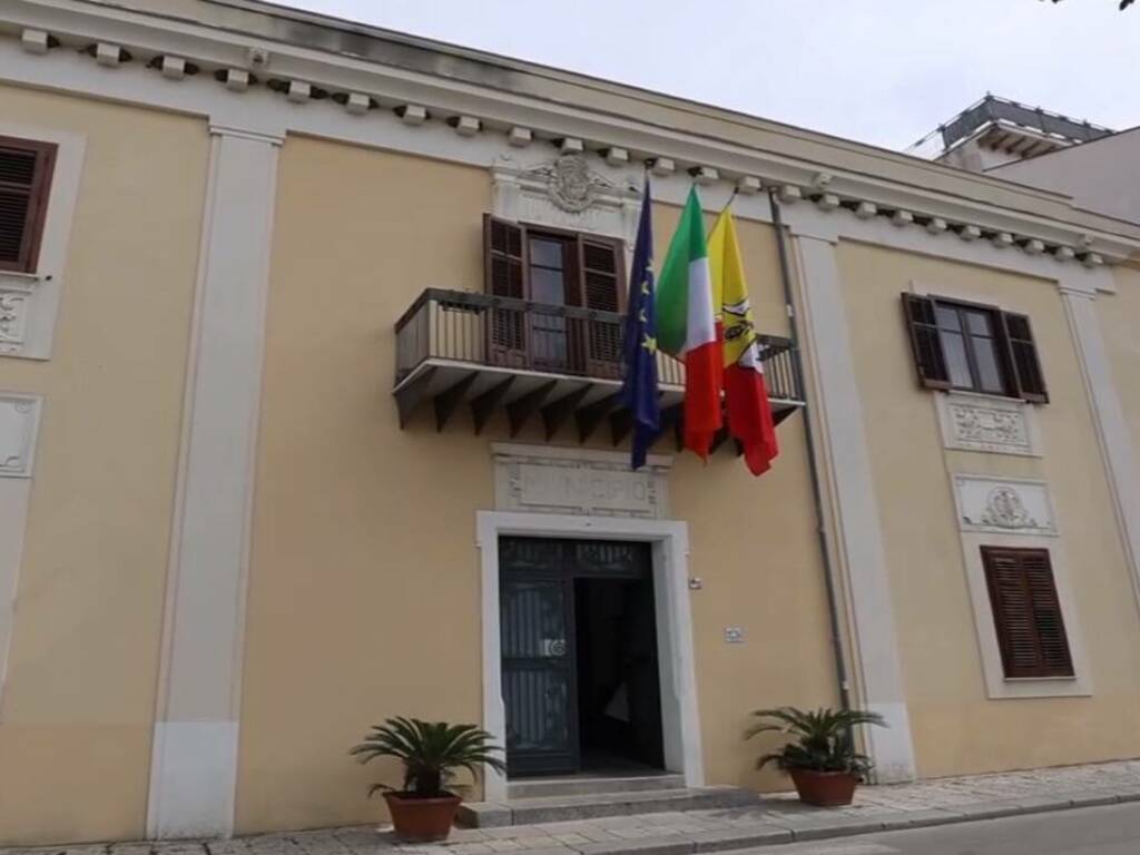 Chiudono stadio e uffici comunali a Partinico nel pomeriggio per tutto il mese di agosto, i nuovi orari estivi