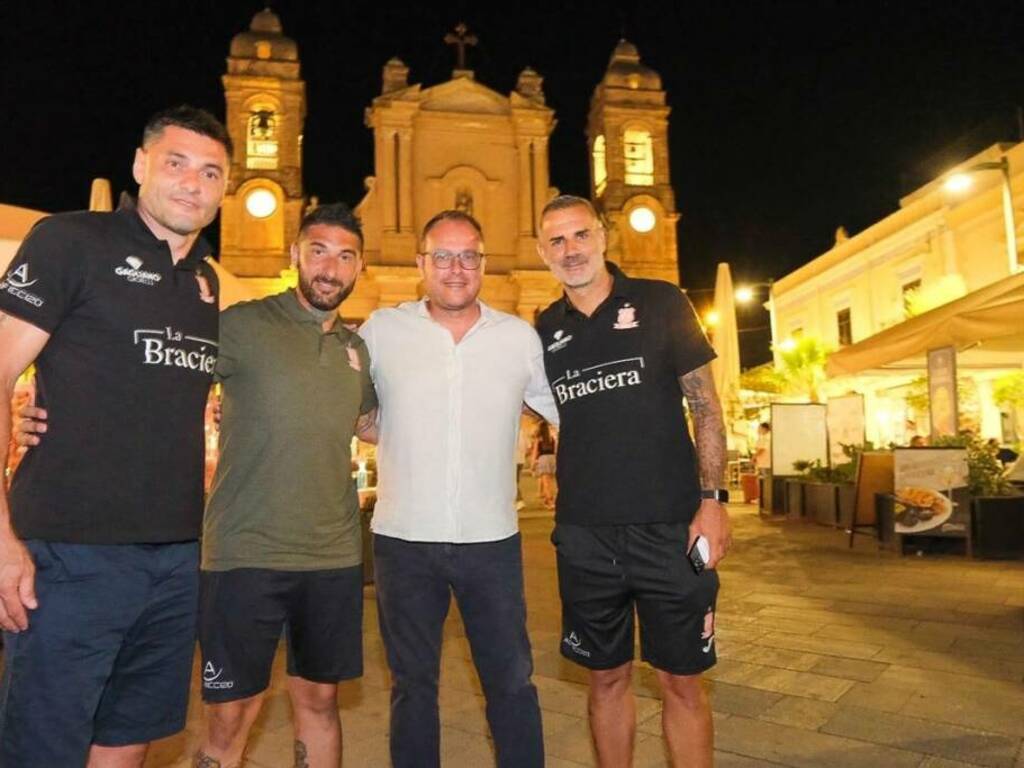 Visita a sorpresa e grande festa ieri sera in piazza Duomo a Terrasini di due grandi ex campioni del calcio di Milan e Palermo 