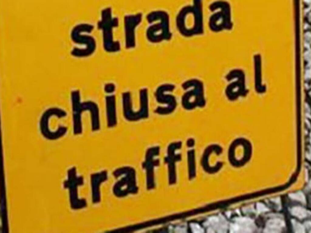 Cede una strada tra le più trafficate a Partinico per una perdita idrica, il Comune la chiuse parzialmente per sicurezza  