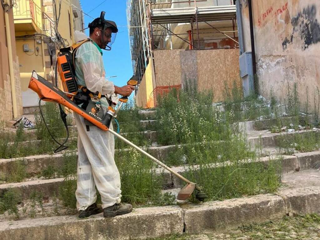 Interventi di bonifica a Partinico nella caratteristica scalinata di via Tarollo ripulita da erbacce e rifiuti 