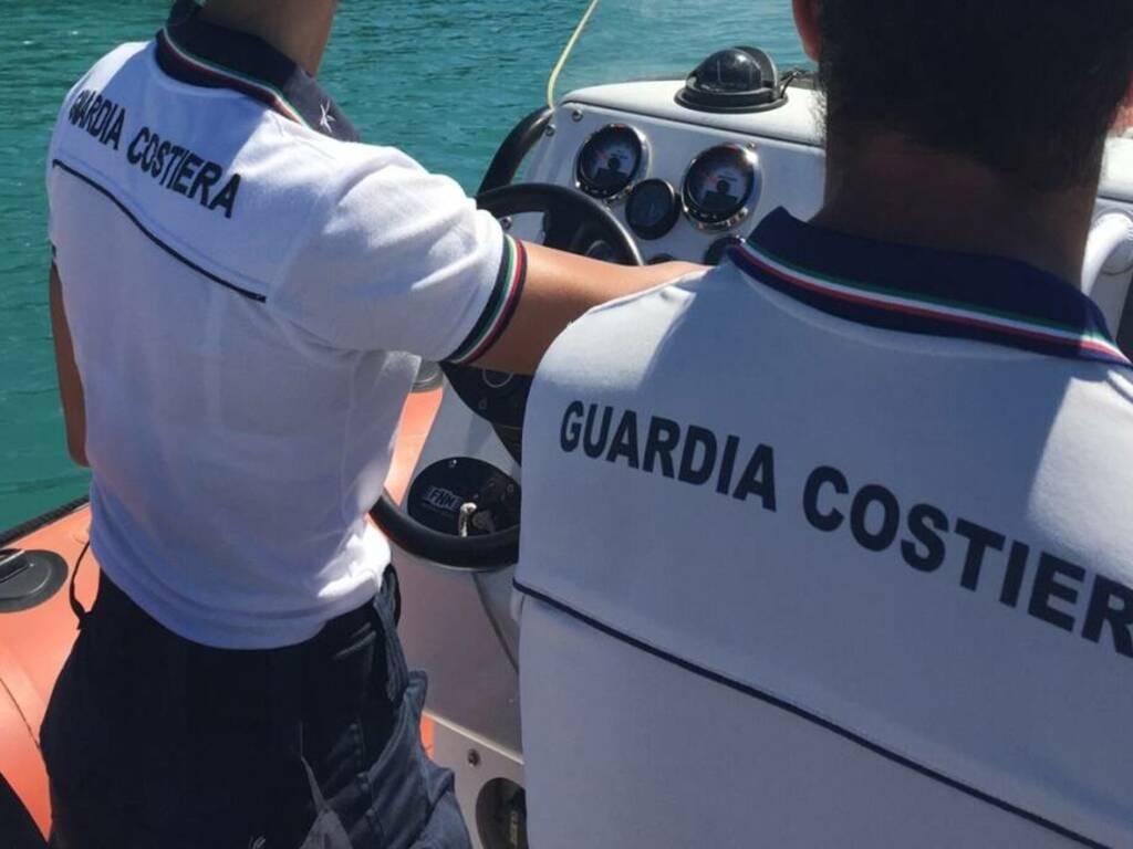 Una barca soccorsa al largo di Carini, la guardia costiera mette in salvo cinque adulti e quattro bambini prima che l'imbarcazione affondasse 