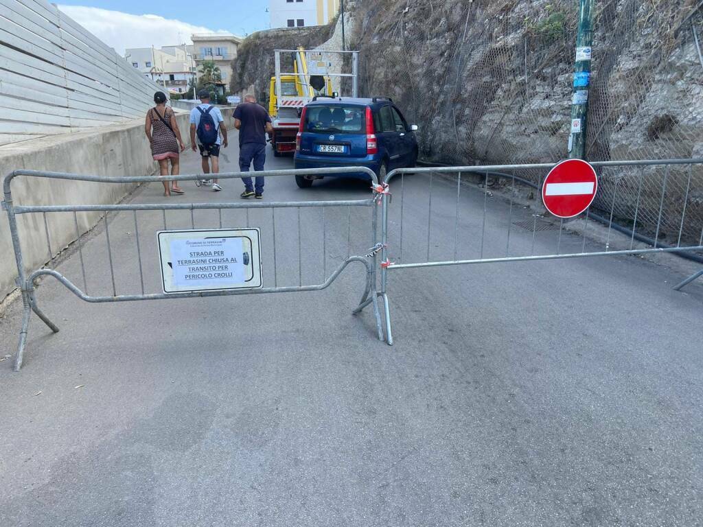 A Terrasini chiude la strada che collega il porto al centro abitato, il muro che la delimita cade a pezzi e serve una messa in sicurezza 