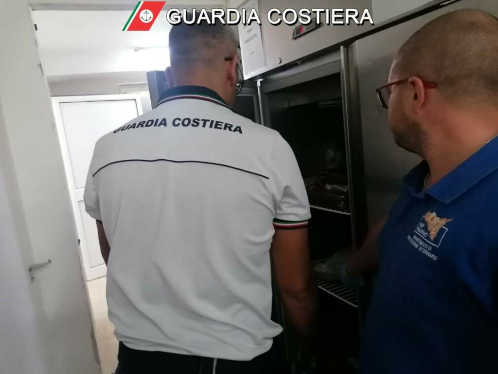 Controlli della guardia costiera in due ristoranti i noti resort di Terrasini, diverse le irregolarità riscontrate e scattano multe salate 