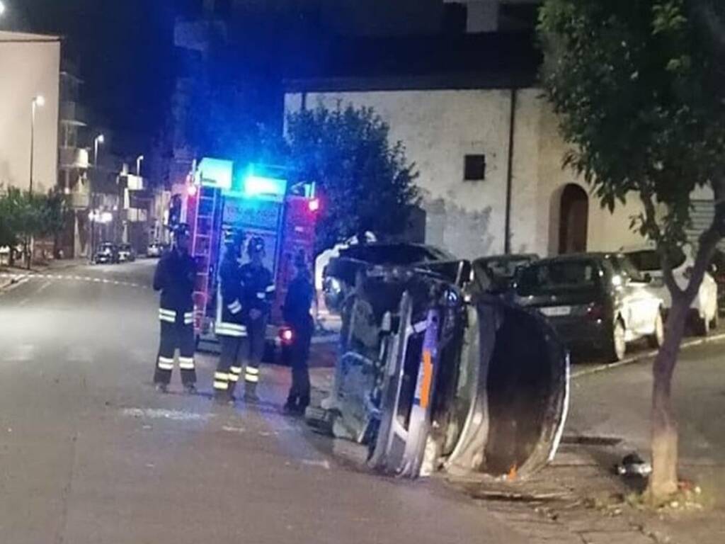 Incidente ad Alcamo, un uomo urta con la sua auto un mezzo posteggiato in via Foscolo e si ribalta: era positivo all’alcoltest   