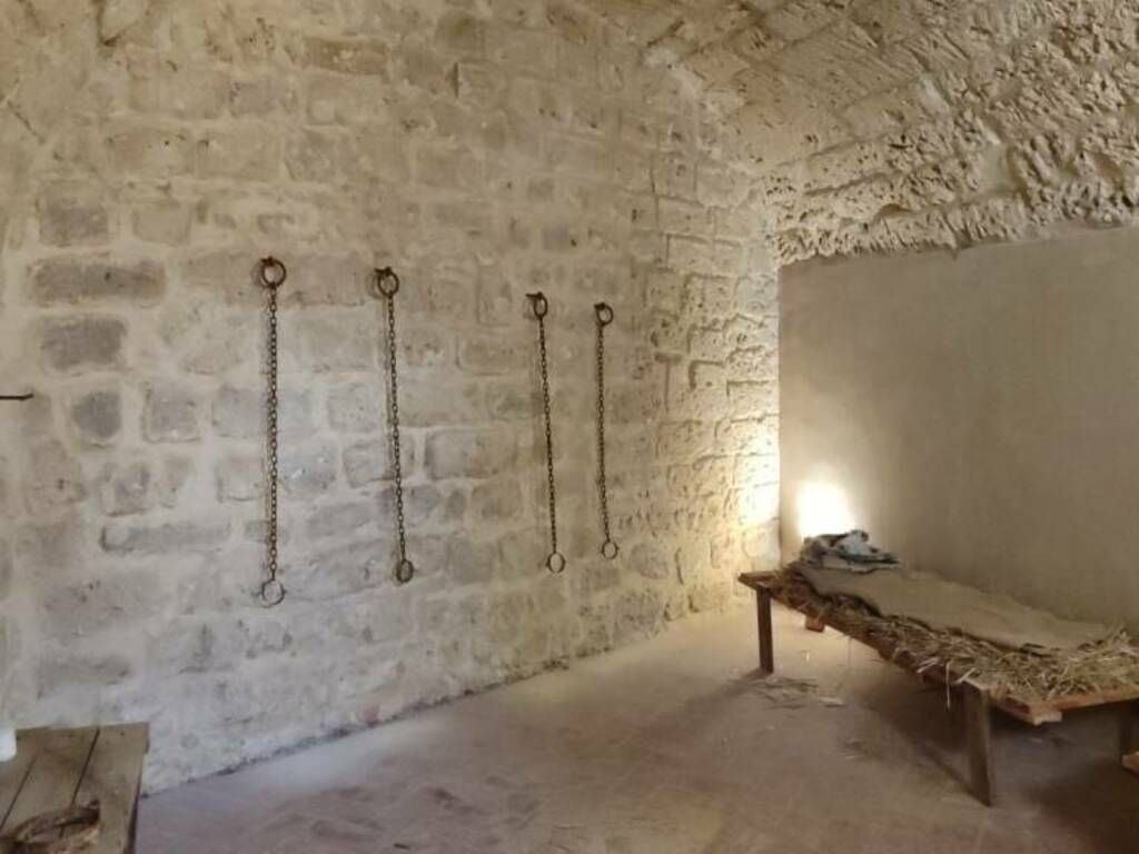 Riaprono per la prima volta le prigioni all’interno del castello di Carini per una visita in abiti medievali  