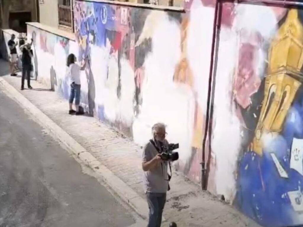 Tornano in strada gli artisti per restaurare il simbolico “muro della legalità” a Borgetto in piazza Vittorio Emanuele Orlando  