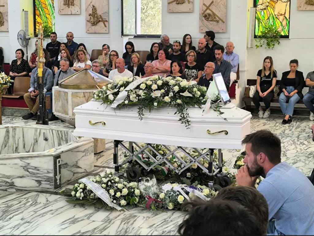 Una grande folla a Partinico ha presenziato ai funerali del ragazzo annegato, la città si stringe nel dolore  